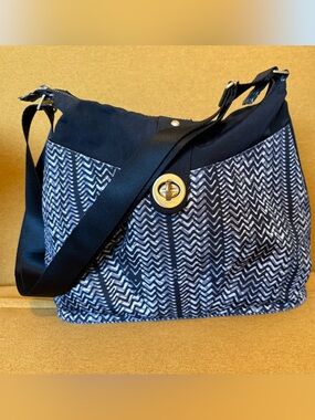 Baggallini Black Gray Chevron Crossbody Travel Bag Lightweight Organizer Purse